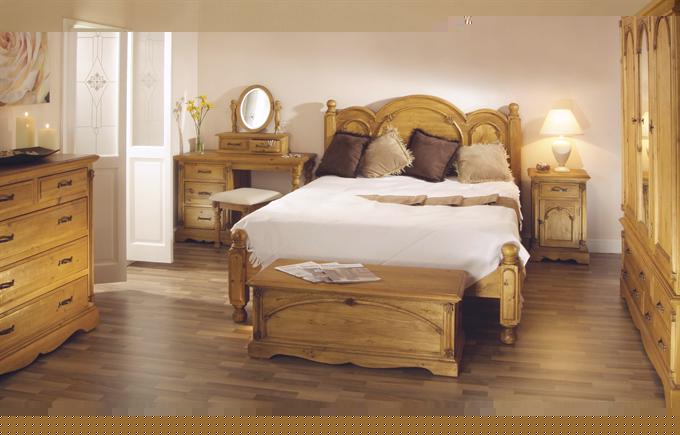 decorating with pine in your bedroom