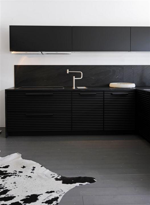 Black-Elegant-And-Modern-Kitchen-Design-2